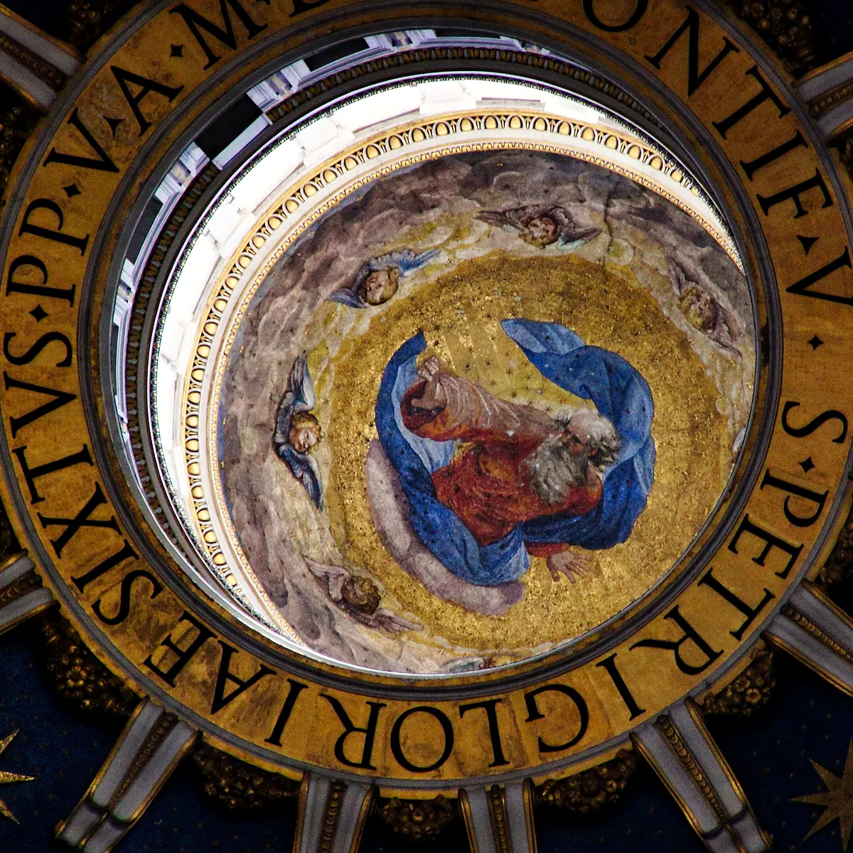 Das Auge der Kuppel von unten: Gott Vater im Gewölbe der Laterne, ringsum auf Gold die Inschrift „S. PETRI GLORIAE SIXTVS PP. V. A. MDXC PONTIF. V.“, außen goldene Sterne auf Blau.